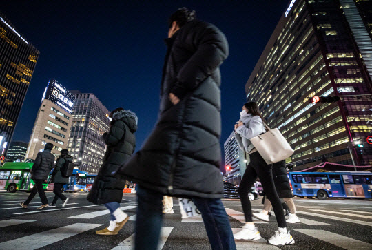 지난 16일 서울 세종로 네거리에서 퇴근길을 재촉하는 시민들의 모습.    연합뉴스